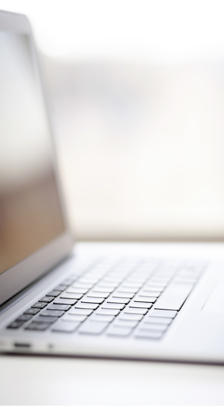 Laptop für digitale Steuererklärung und Steuersoftware